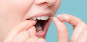 Read more about the article Como a limpeza com fio dental pode clarear seus dentes